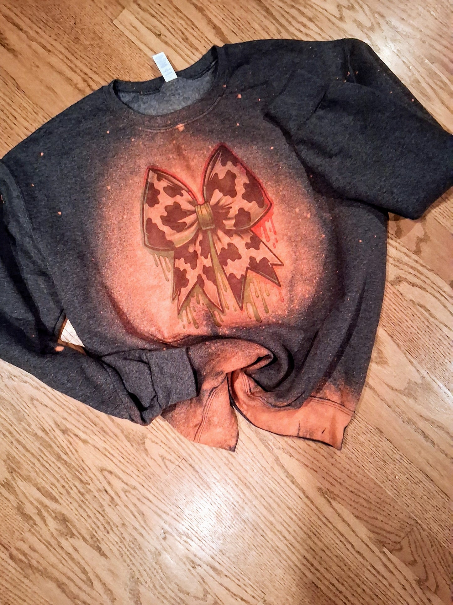 Cowhide bow bleach sweatshirt